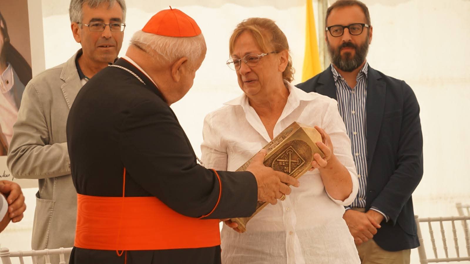 Le Cardinal Stanisław Dziwisz reçoit un prix au nom du Vatican de la part de notre fondation.