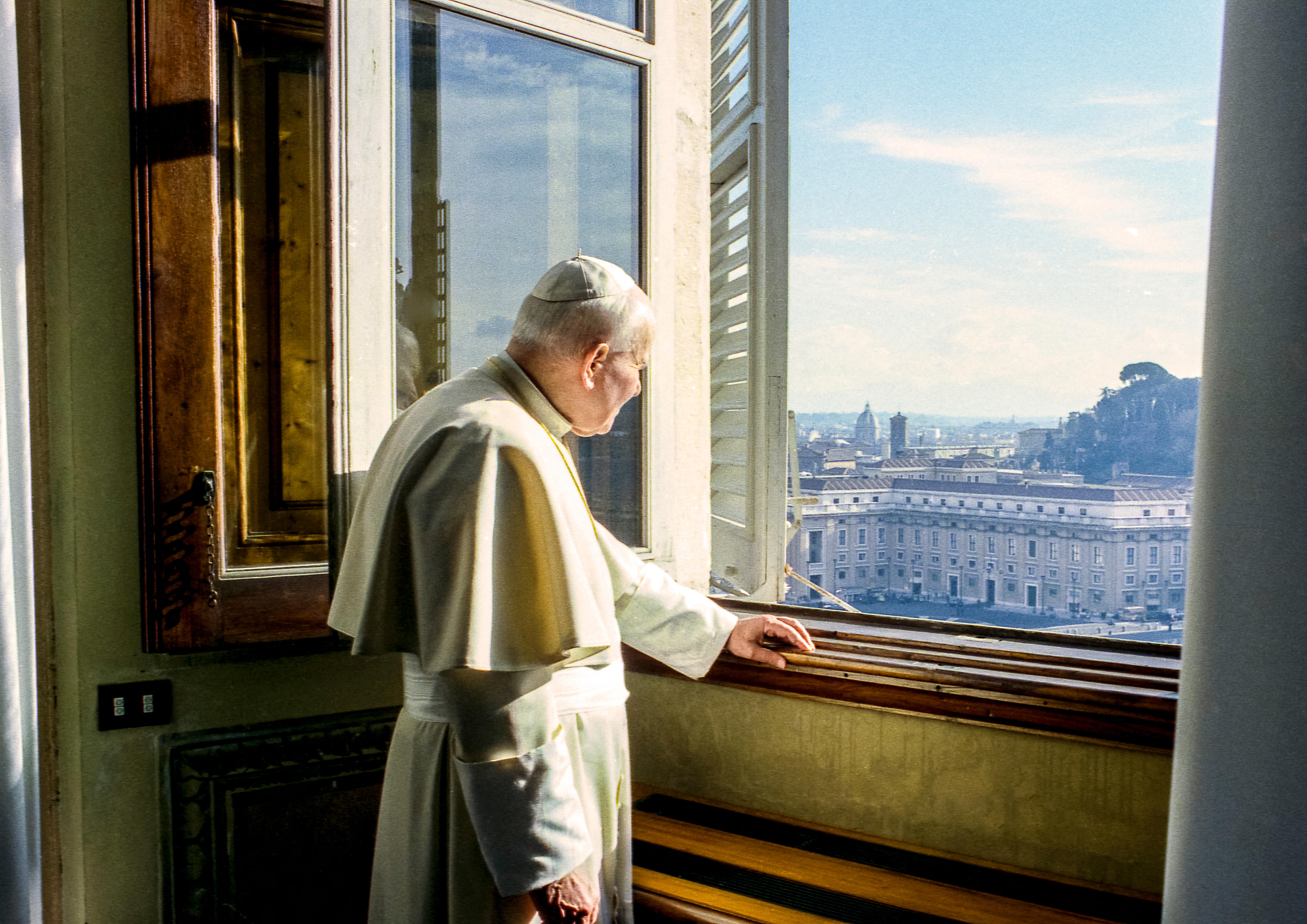 Pope John Paul II from the window of his Library January 9, 1996 (RealyEasyStar / Fotografia Felici / Alamy / VaticanJP2)